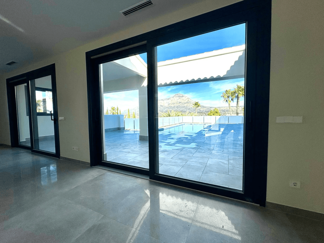 Villa nueva moderna con vistas al Montgo en Javea