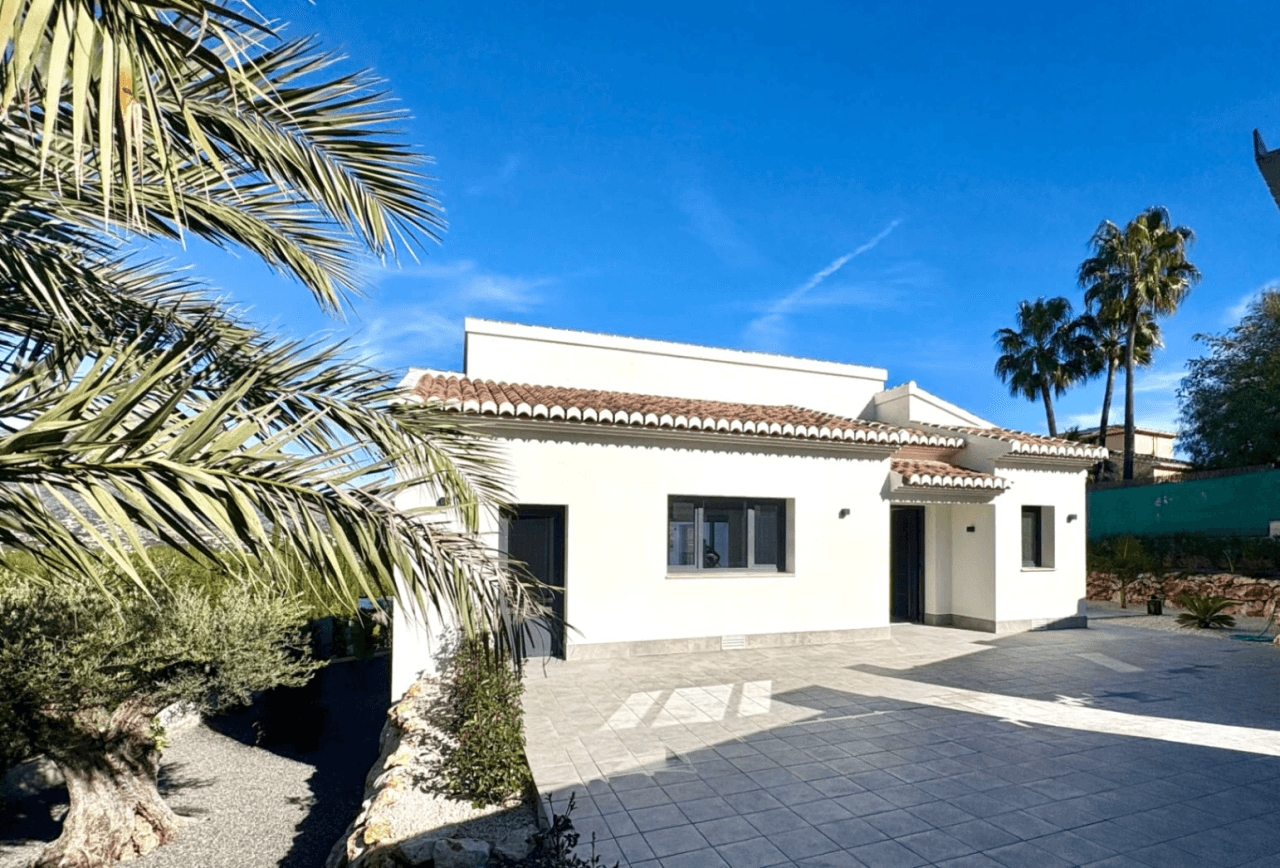 Villa nueva moderna con vistas al Montgo en Javea