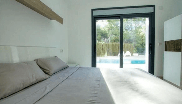 Villa de nueva construcción de 4 dormitorios en Calpe con vistas al mar.