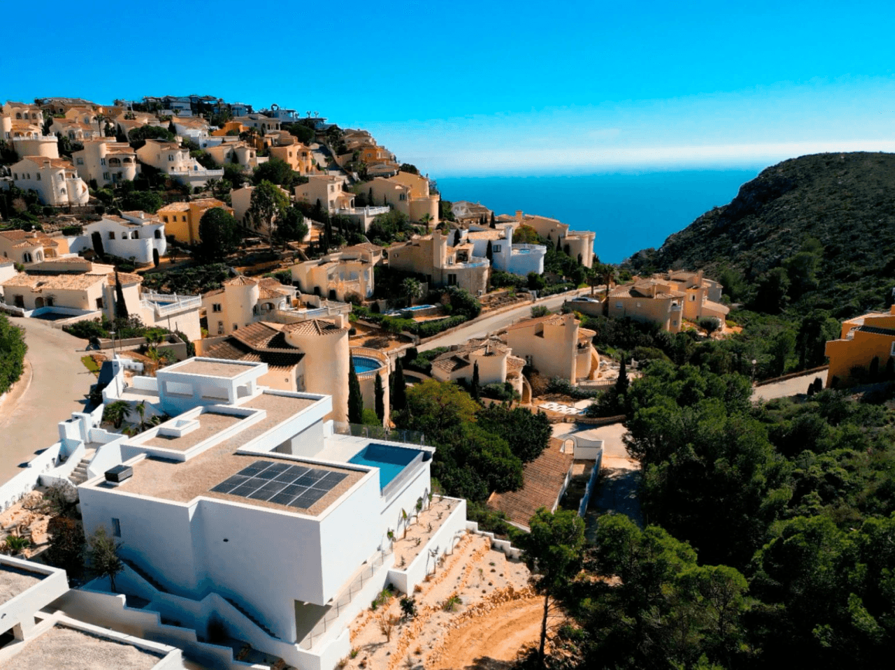 Villa lista para entrar a vivir con vistas al mar