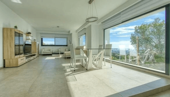 Villa de nueva construcción de 4 dormitorios en Calpe con vistas al mar.