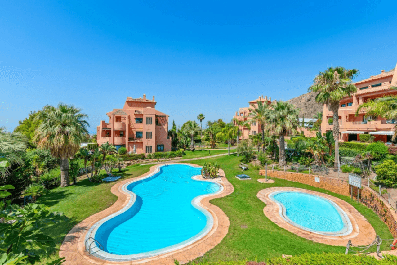 Apartamento con propia parcela ajardinada