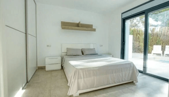 Villa de nueva construcción de 4 dormitorios en Calpe con vistas al mar.