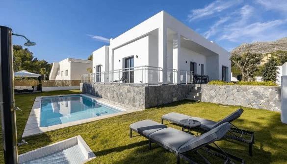Villa Moderna de Una Planta con Vistas Panorámicas a la Montaña