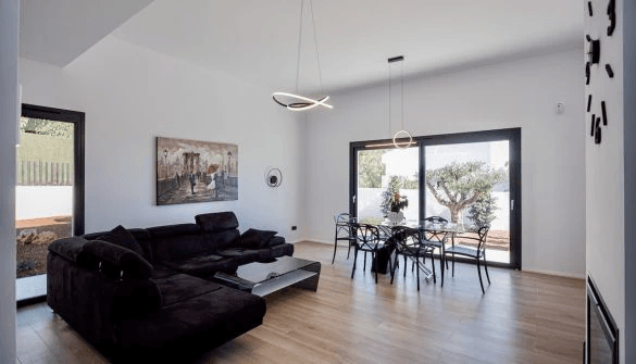 Villa Moderna de Una Planta con Vistas Panorámicas a la Montaña