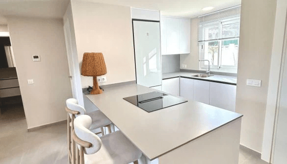 Moderno Apartamento Nuevo de 2 Dormitorios en Urbanización con Jardín y Piscina Comunitaria
