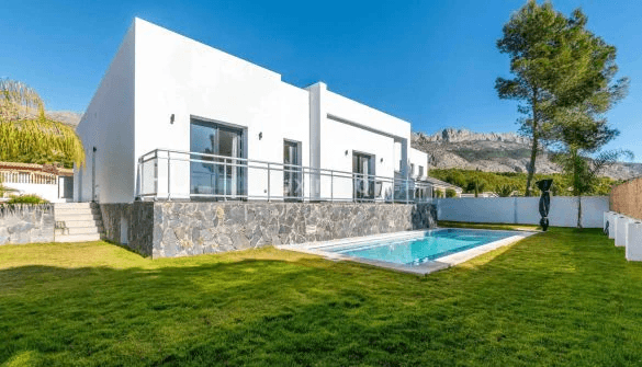 Villa Moderna de Una Planta con Vistas Panorámicas a la Montaña