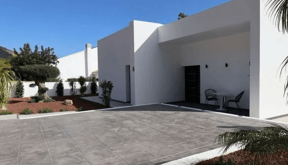 Villa Moderna de Una Planta con Vistas Panorámicas a la Montaña