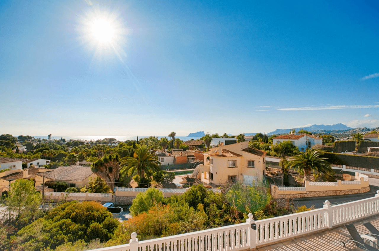 Romslig og elegant villa med havutsikt i Moraira