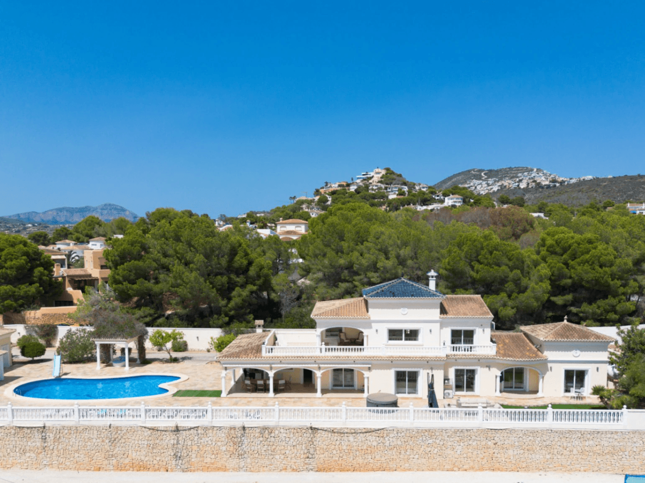 Romslig og elegant villa med havutsikt i Moraira