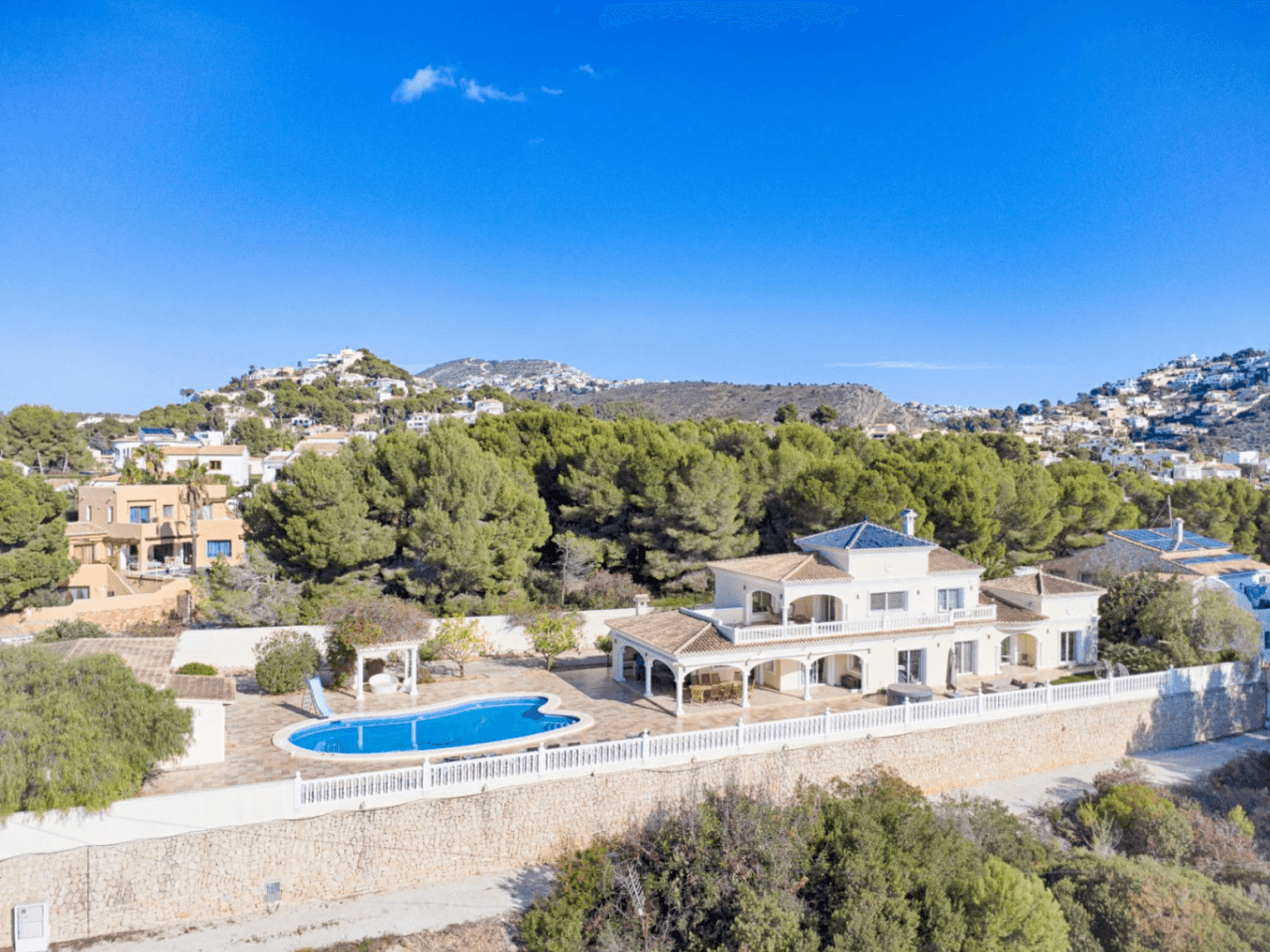Romslig og elegant villa med havutsikt i Moraira