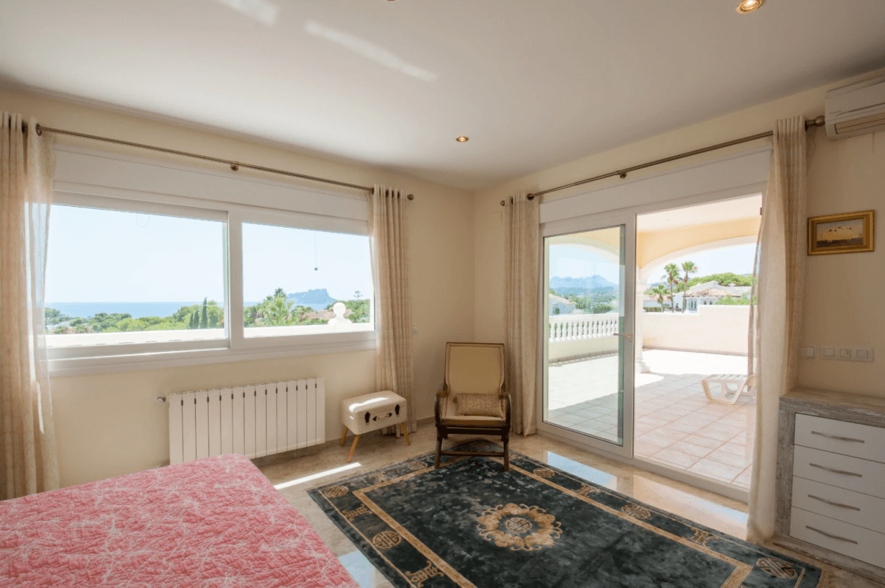 Romslig og elegant villa med havutsikt i Moraira
