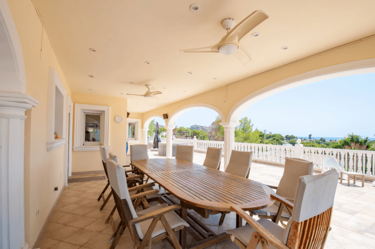 Romslig og elegant villa med havutsikt i Moraira