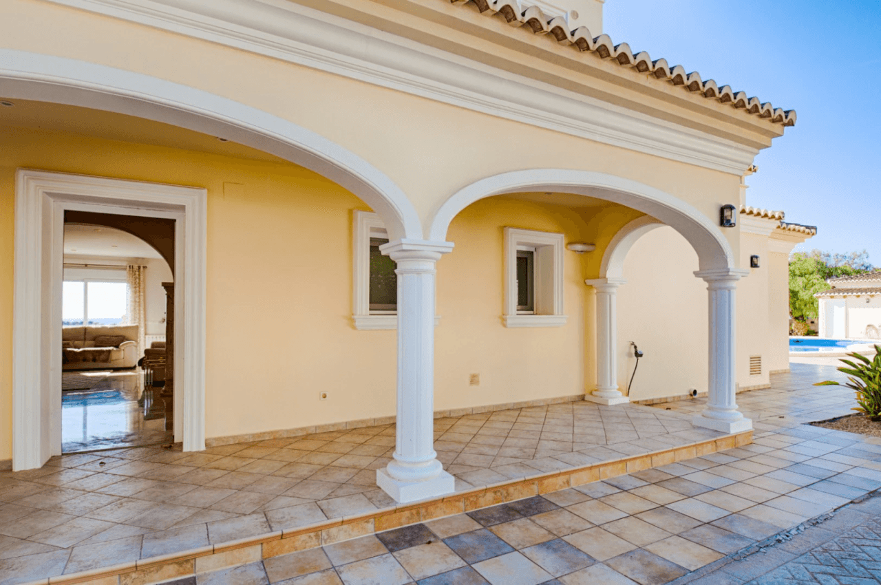 Romslig og elegant villa med havutsikt i Moraira