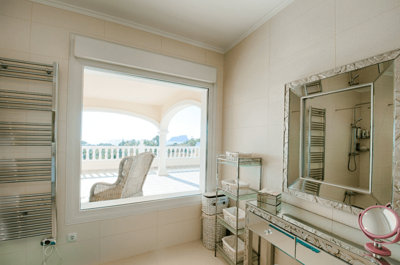 Romslig og elegant villa med havutsikt i Moraira