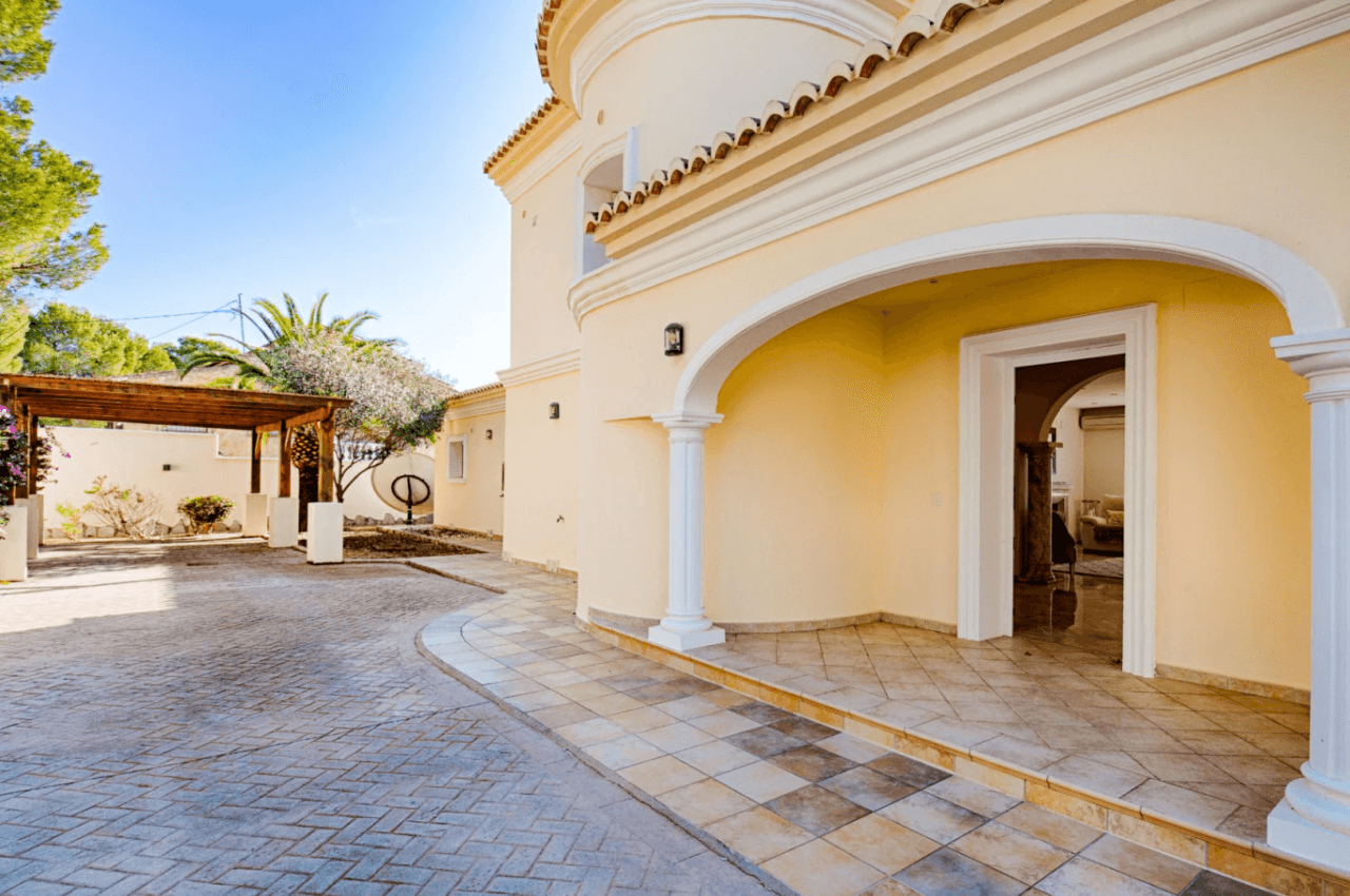 Romslig og elegant villa med havutsikt i Moraira