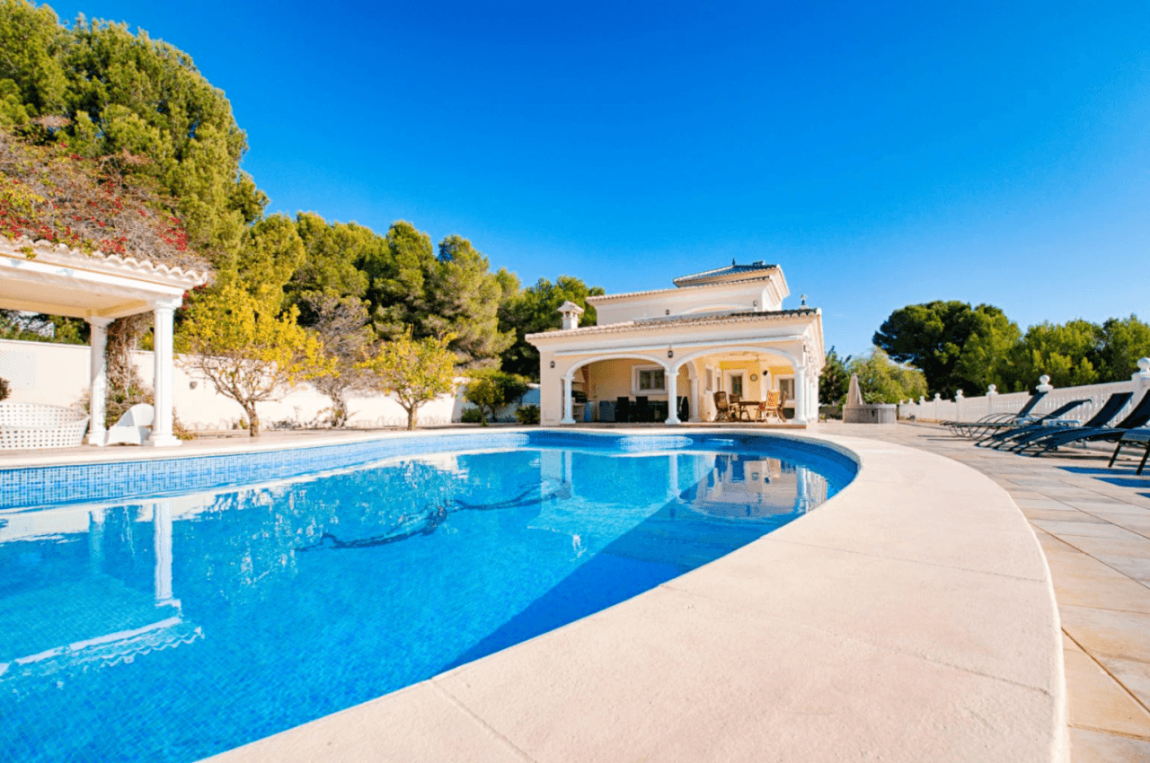 Romslig og elegant villa med havutsikt i Moraira