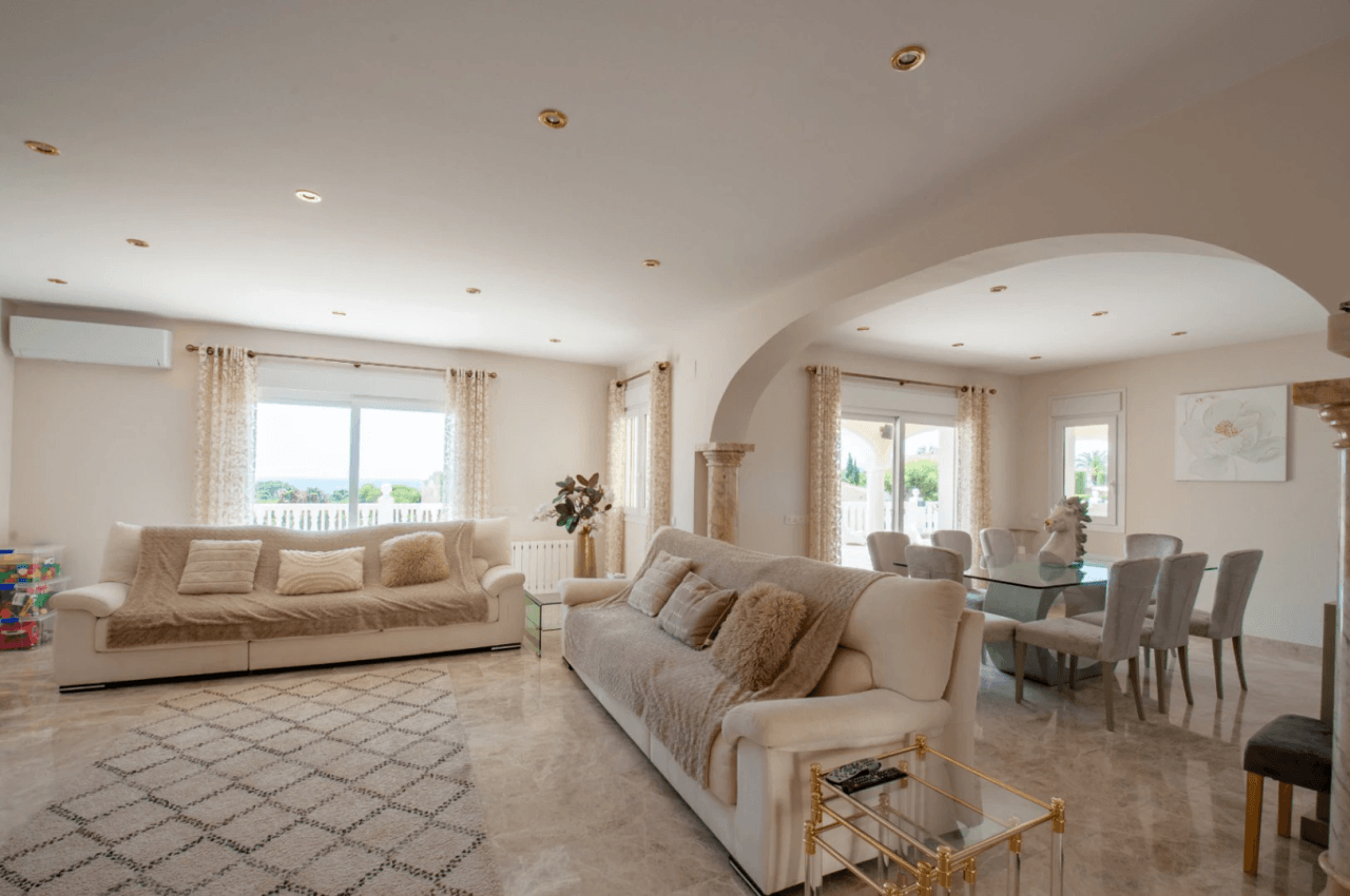 Romslig og elegant villa med havutsikt i Moraira