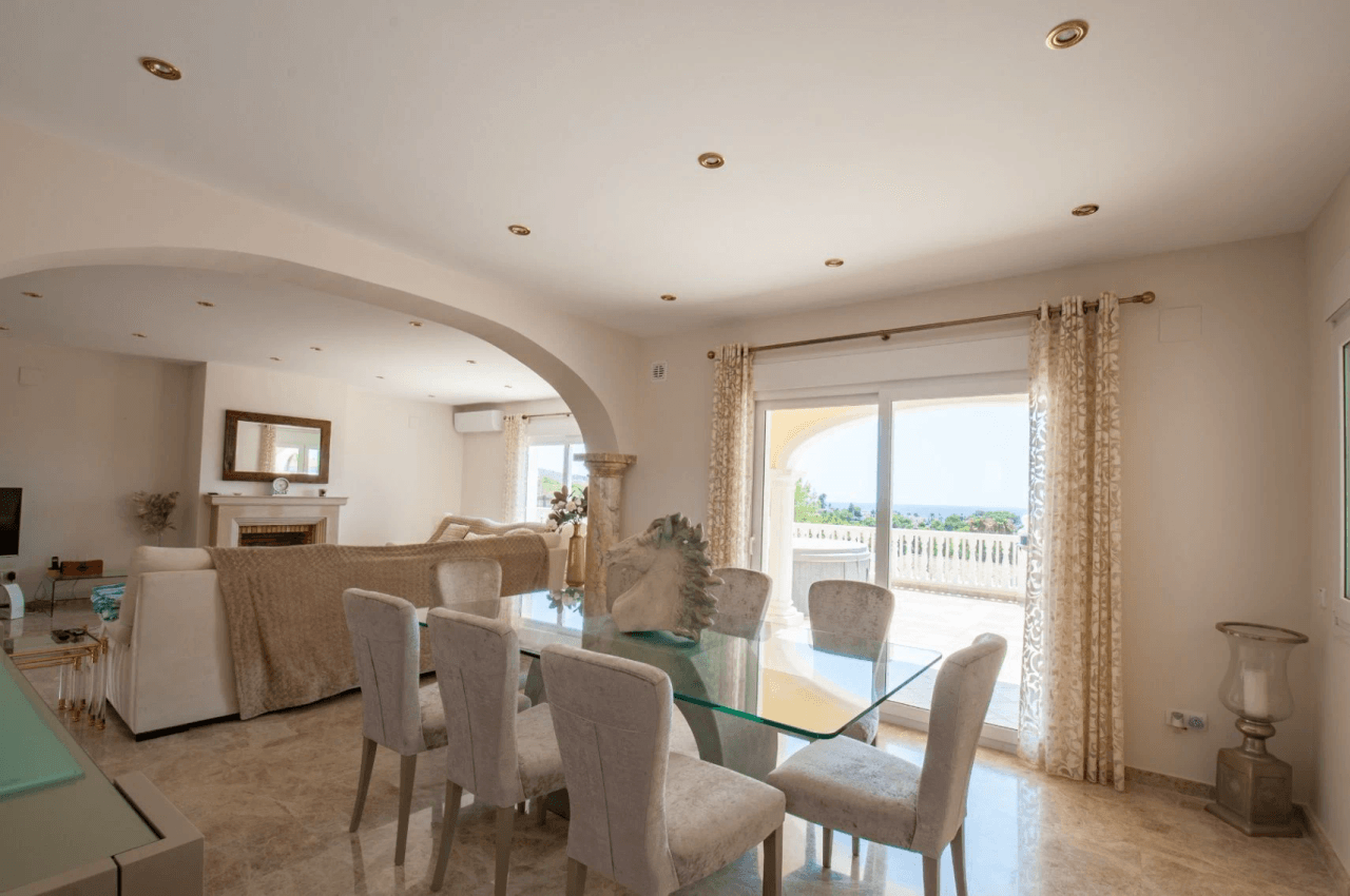 Romslig og elegant villa med havutsikt i Moraira
