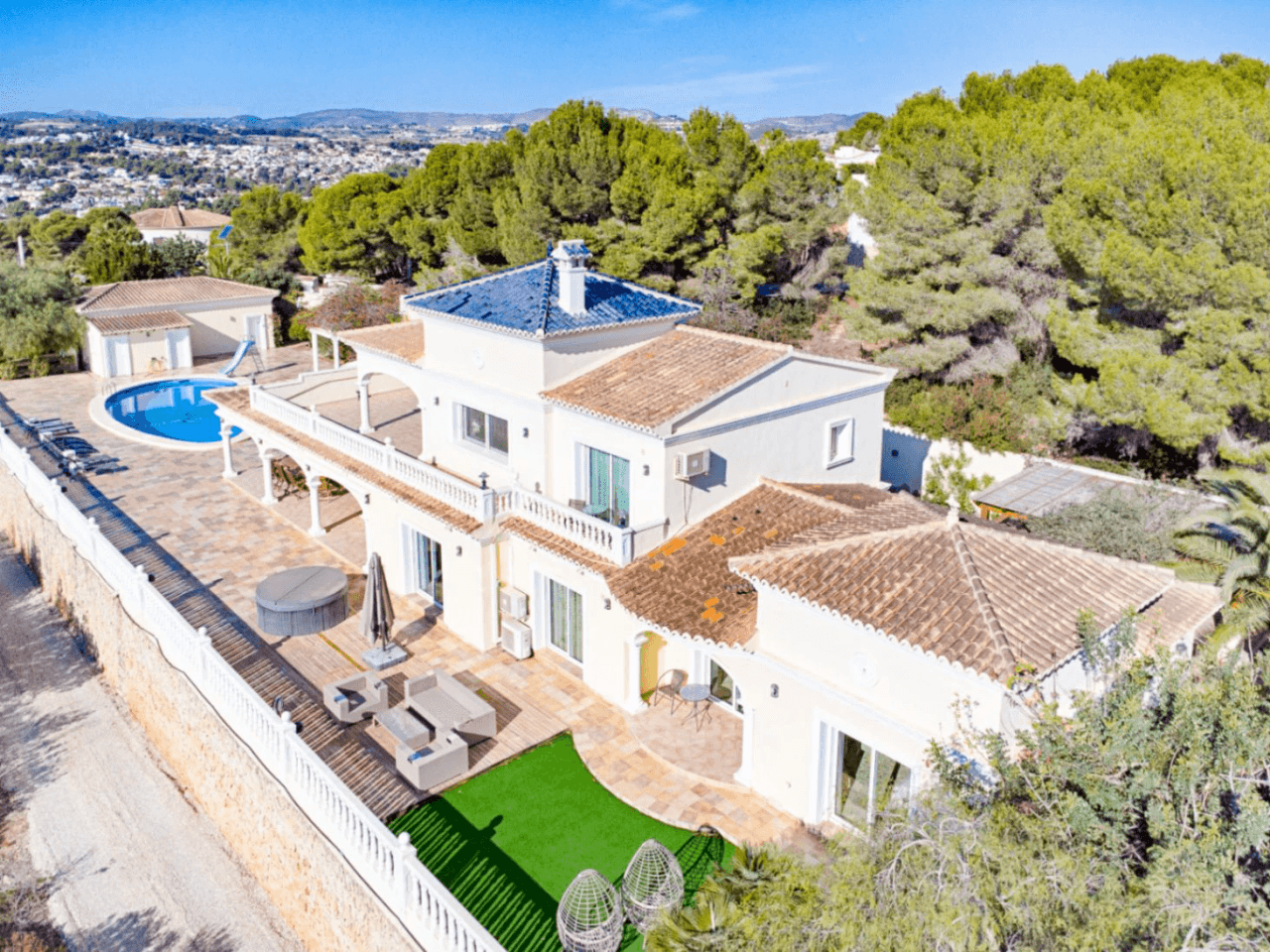 Romslig og elegant villa med havutsikt i Moraira