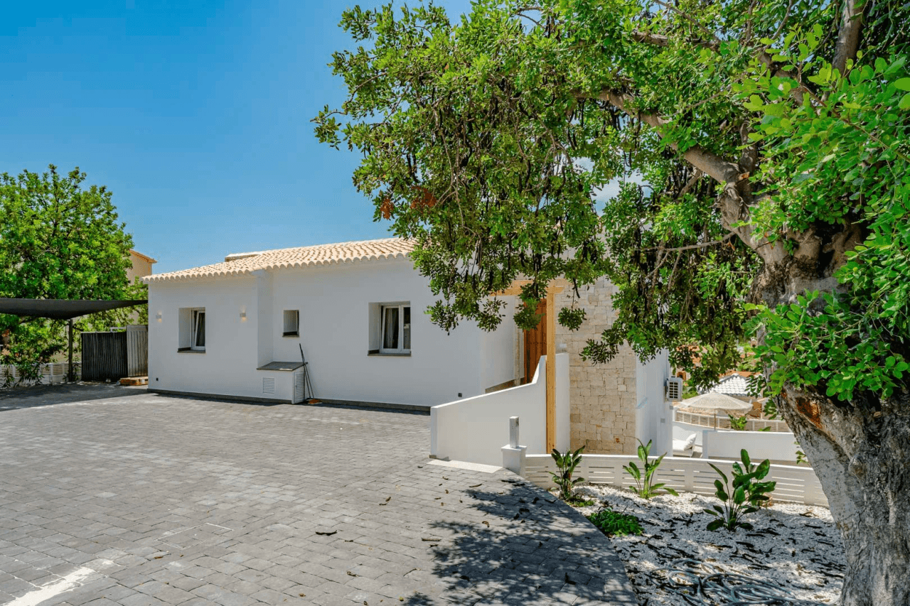 Villa completamente reformada con vistas al mar