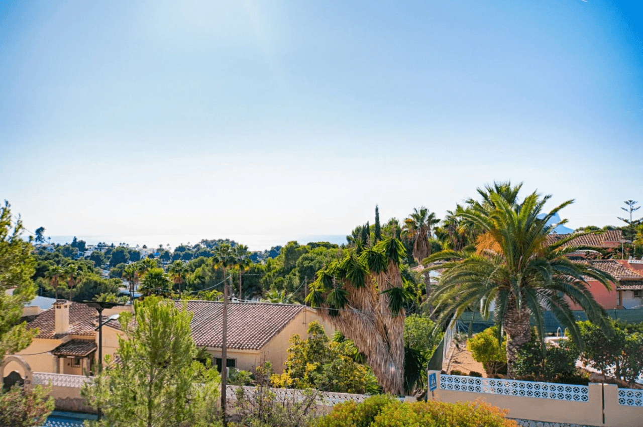 Romslig og elegant villa med havutsikt i Moraira