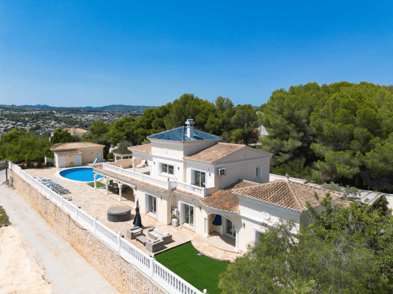 Romslig og elegant villa med havutsikt i Moraira