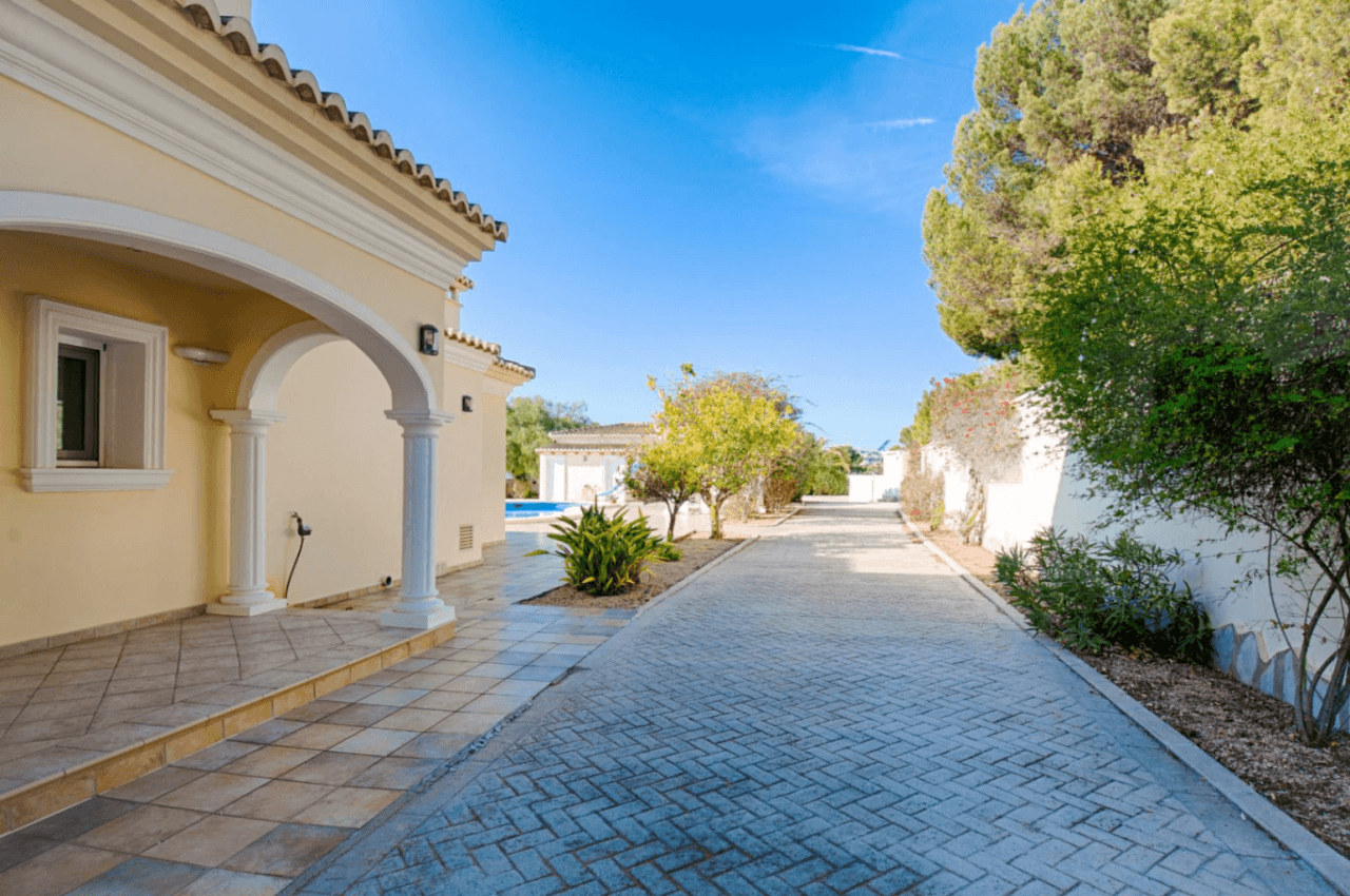 Romslig og elegant villa med havutsikt i Moraira