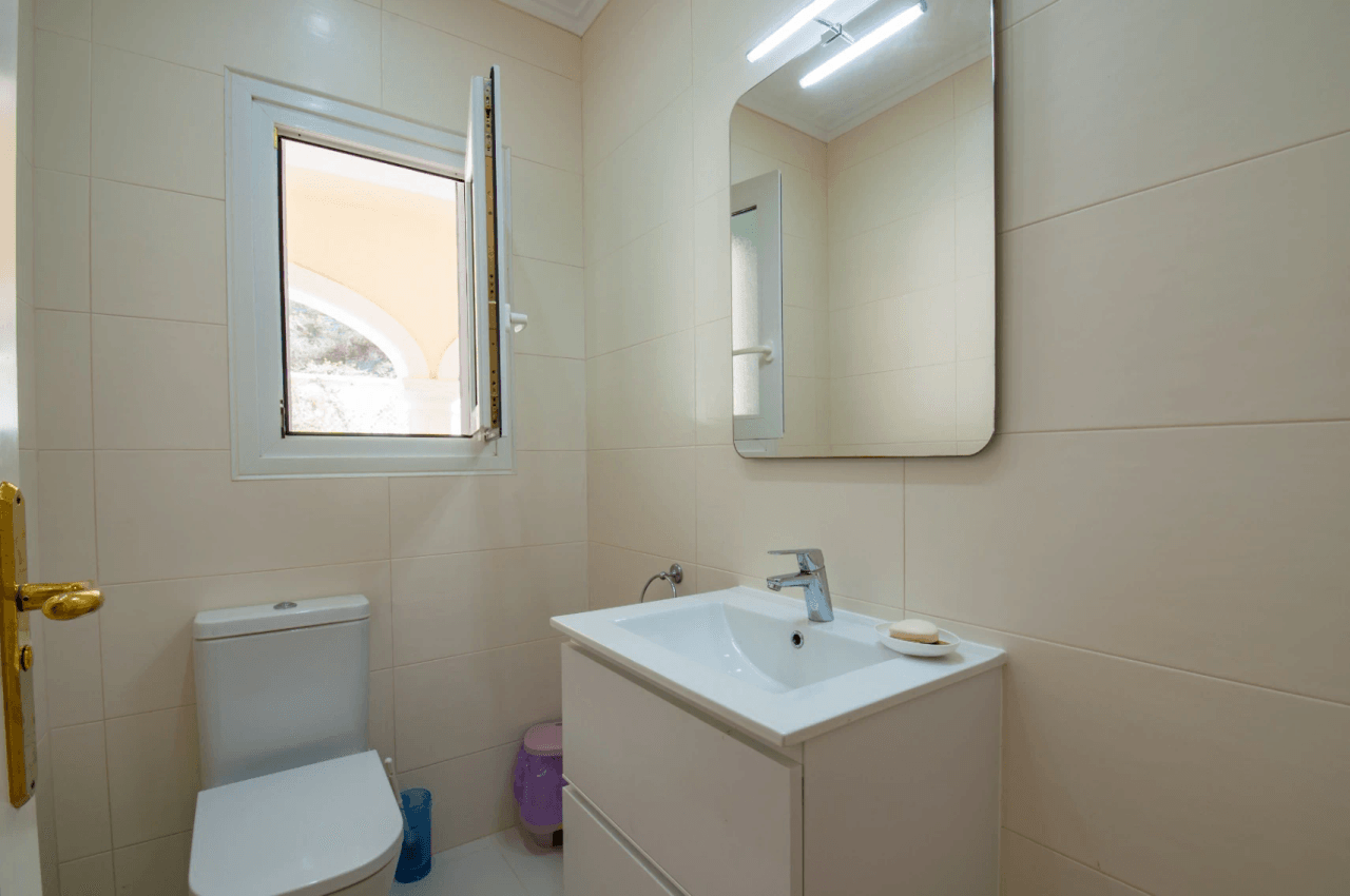 Romslig og elegant villa med havutsikt i Moraira