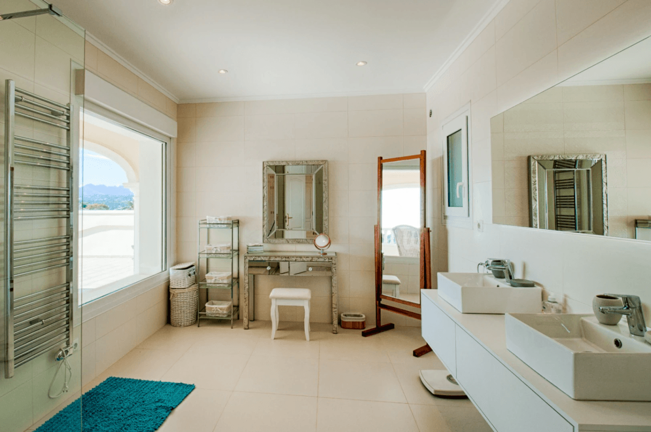 Romslig og elegant villa med havutsikt i Moraira