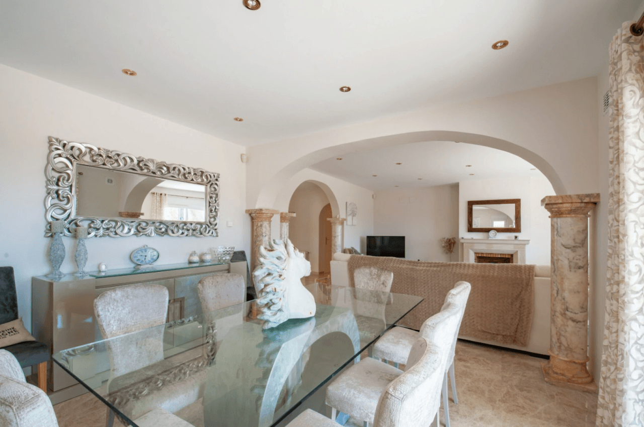 Romslig og elegant villa med havutsikt i Moraira