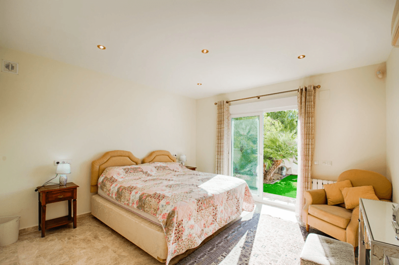 Romslig og elegant villa med havutsikt i Moraira