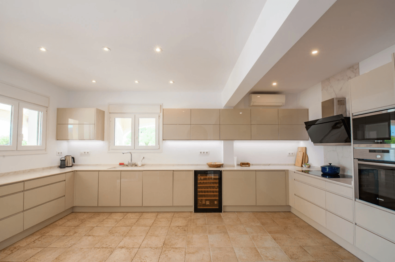 Romslig og elegant villa med havutsikt i Moraira