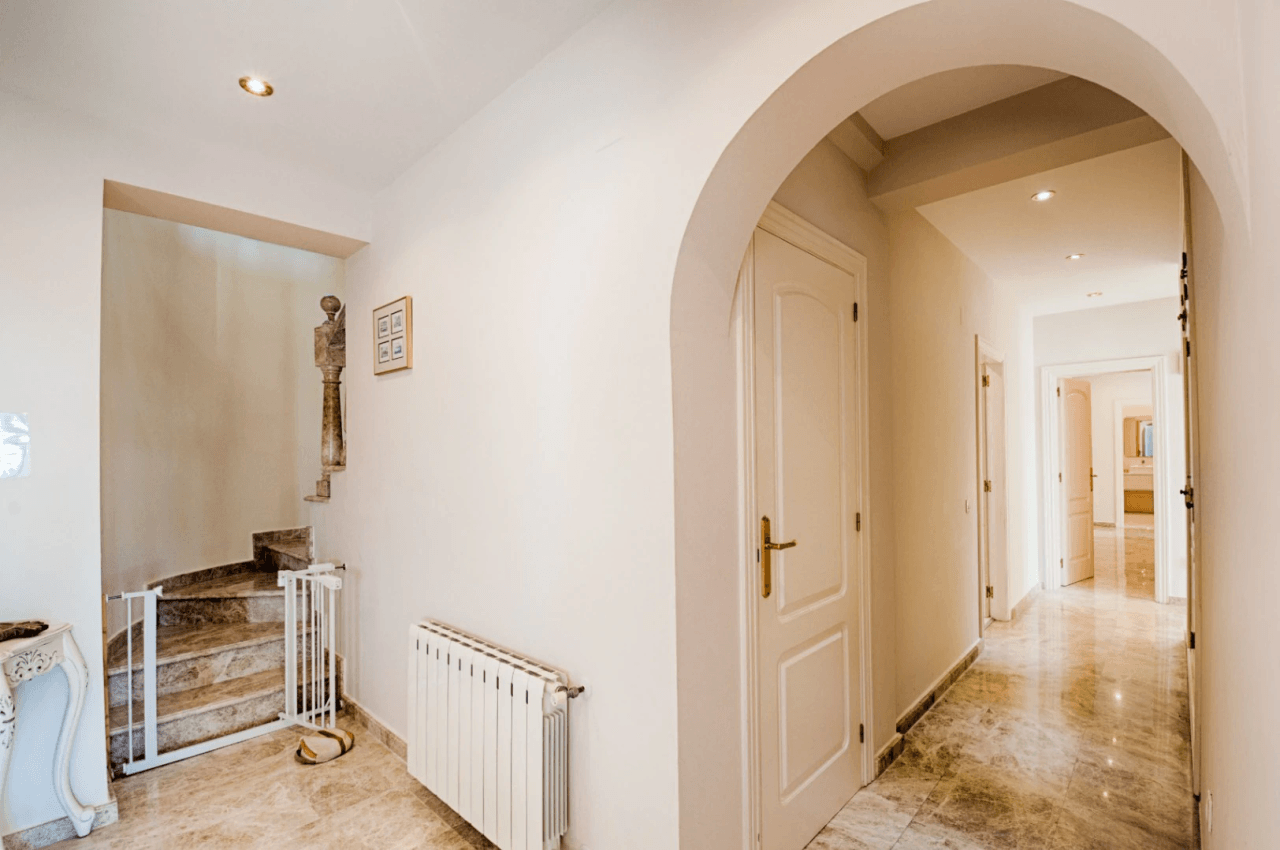 Romslig og elegant villa med havutsikt i Moraira