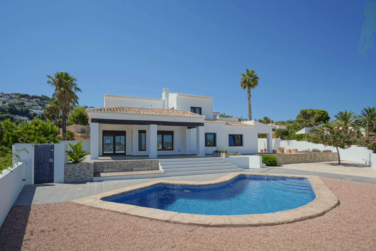 Mediterransk villa med panoramautsikt over havet