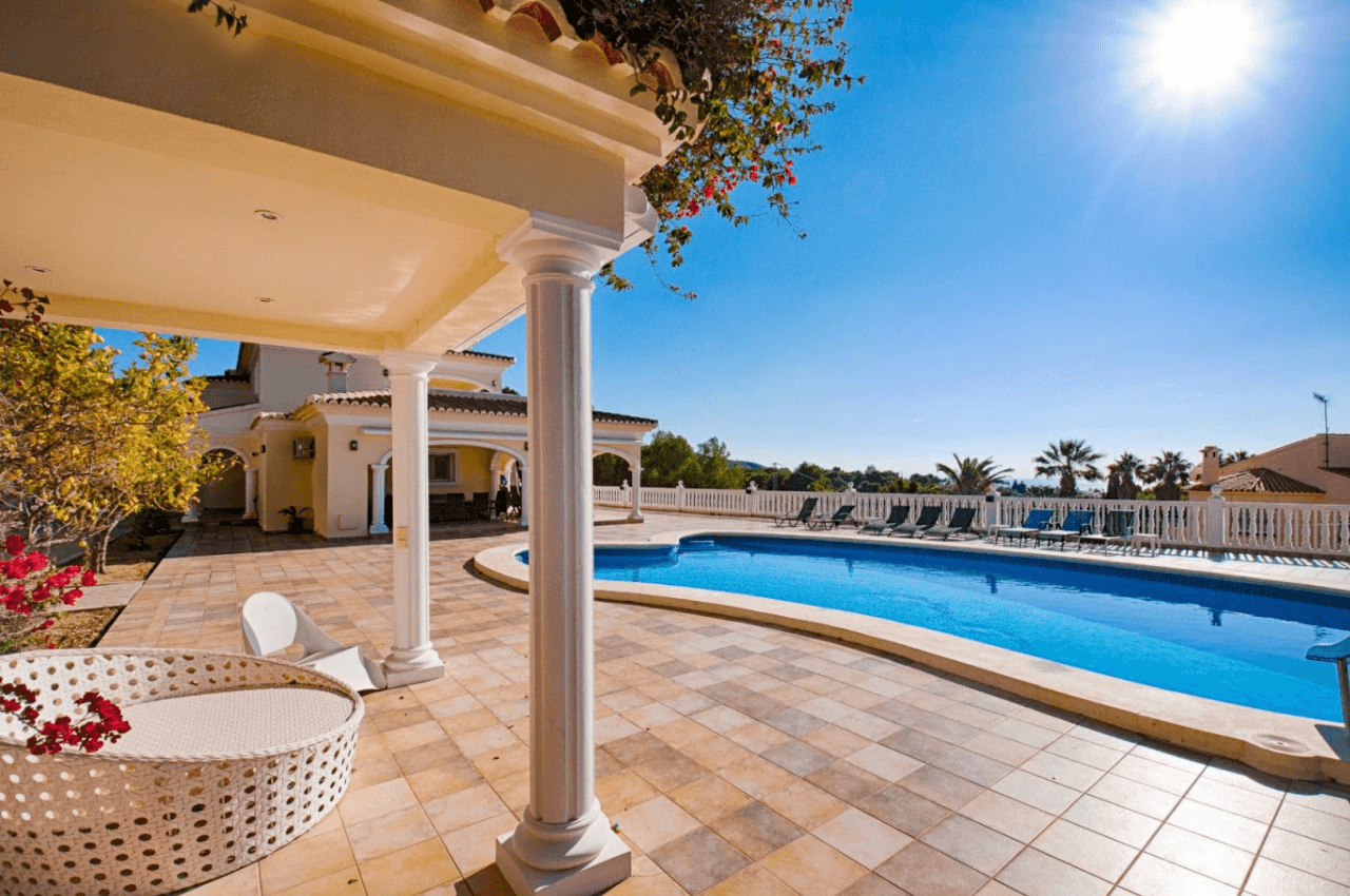 Romslig og elegant villa med havutsikt i Moraira