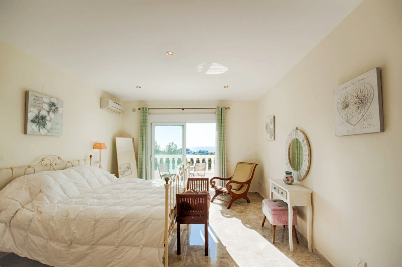 Romslig og elegant villa med havutsikt i Moraira