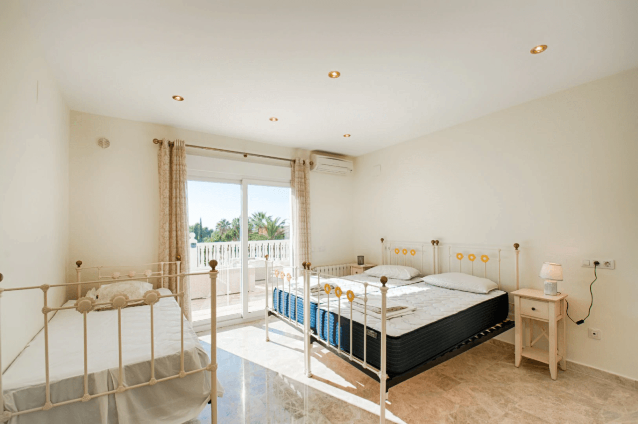 Romslig og elegant villa med havutsikt i Moraira