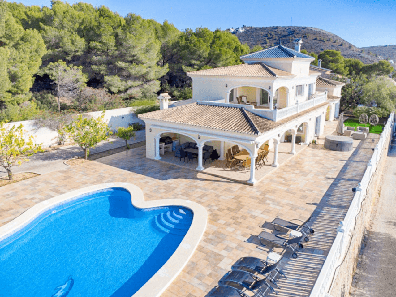 Romslig og elegant villa med havutsikt i Moraira