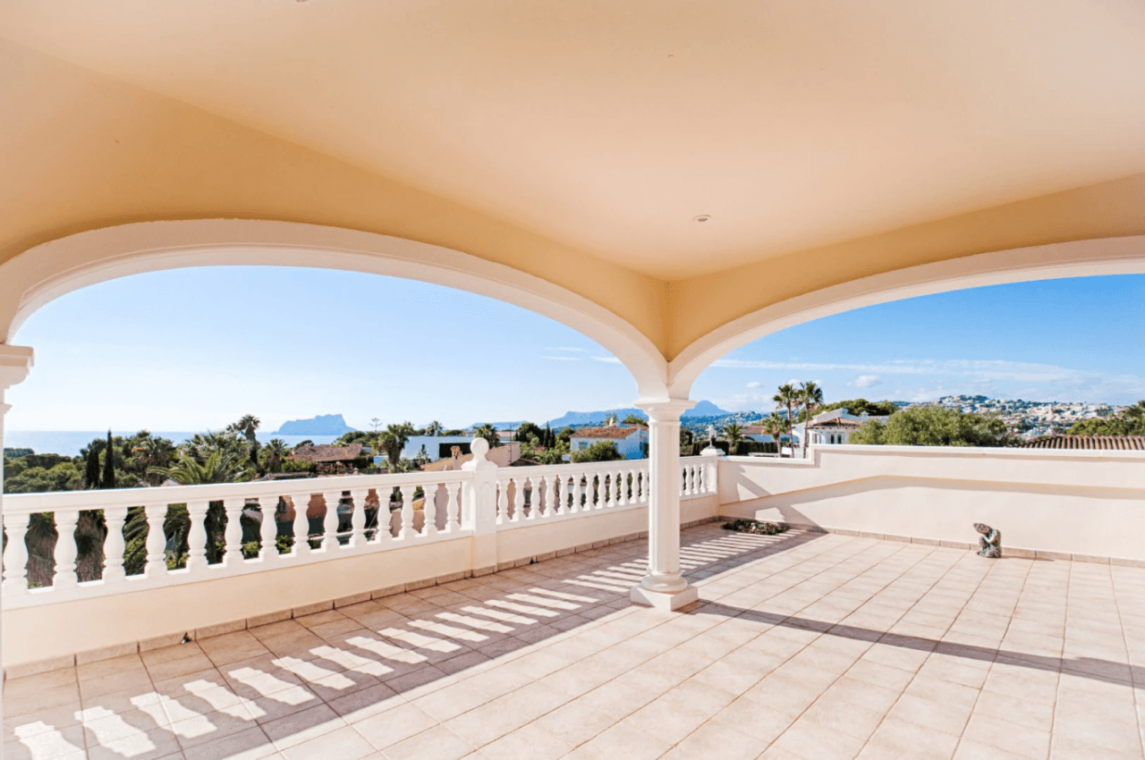 Romslig og elegant villa med havutsikt i Moraira
