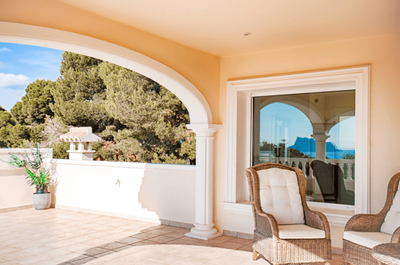 Romslig og elegant villa med havutsikt i Moraira
