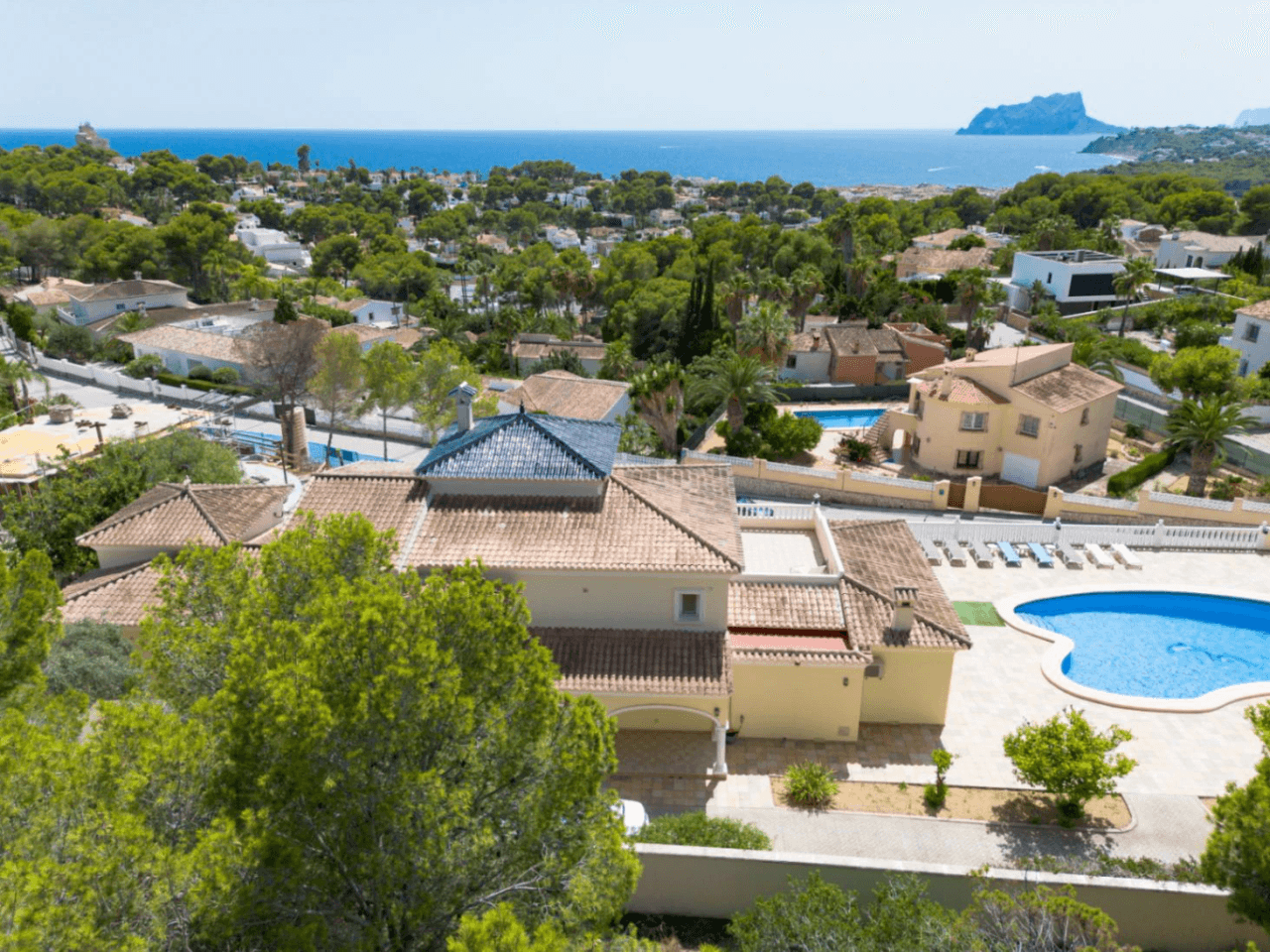 Romslig og elegant villa med havutsikt i Moraira