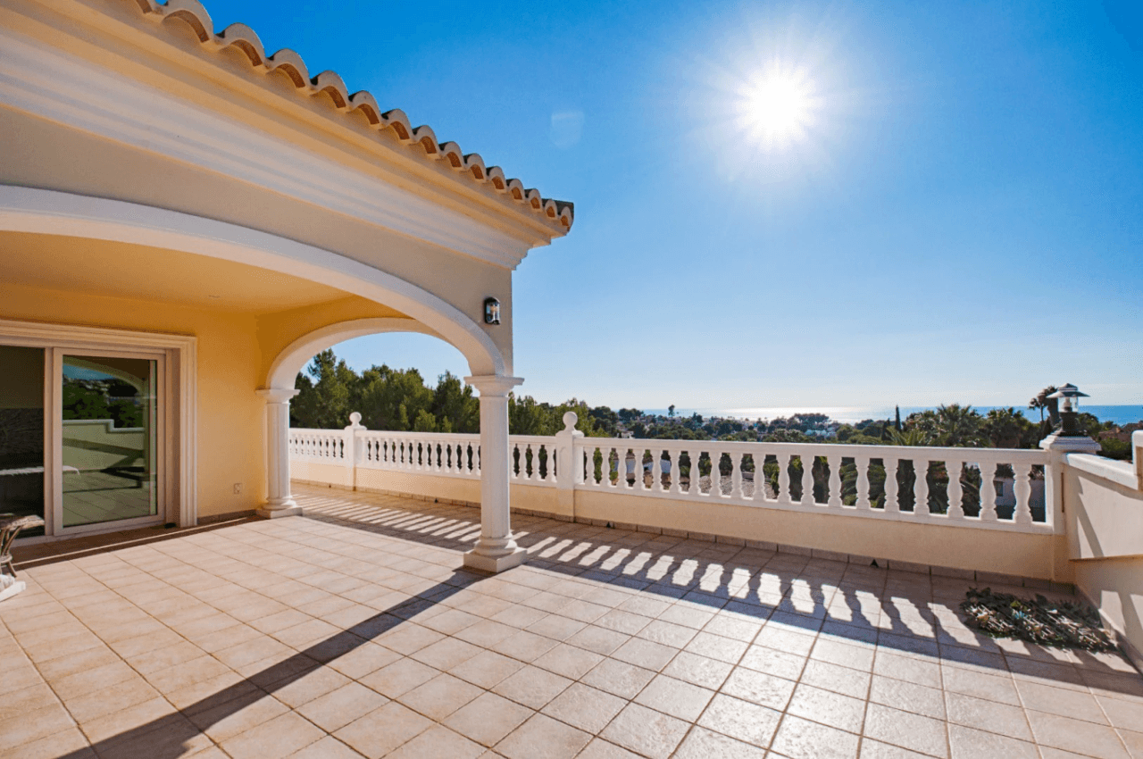 Romslig og elegant villa med havutsikt i Moraira