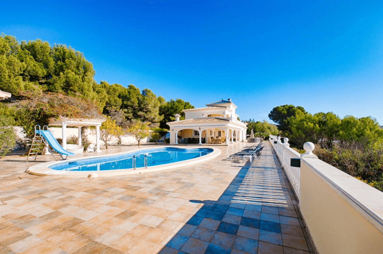 Romslig og elegant villa med havutsikt i Moraira