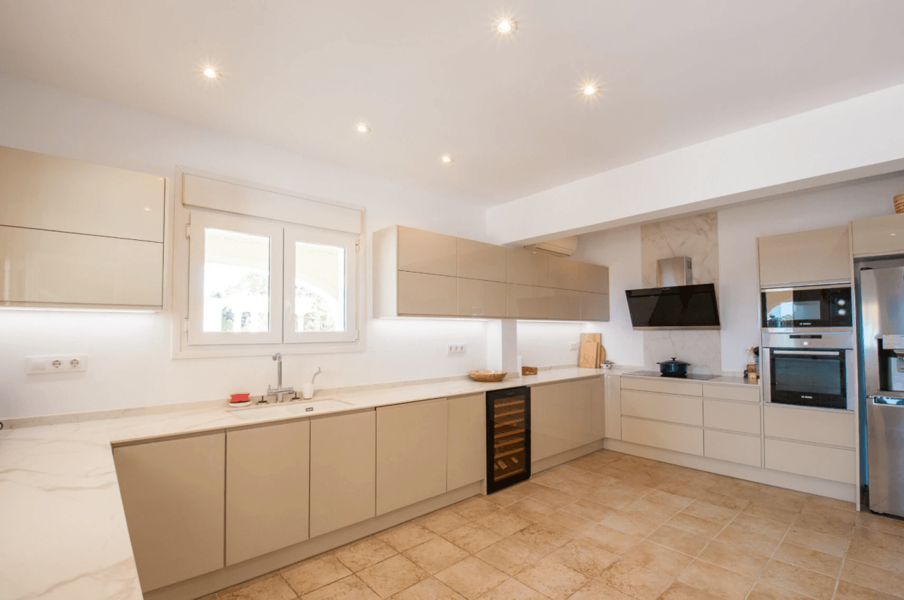 Romslig og elegant villa med havutsikt i Moraira