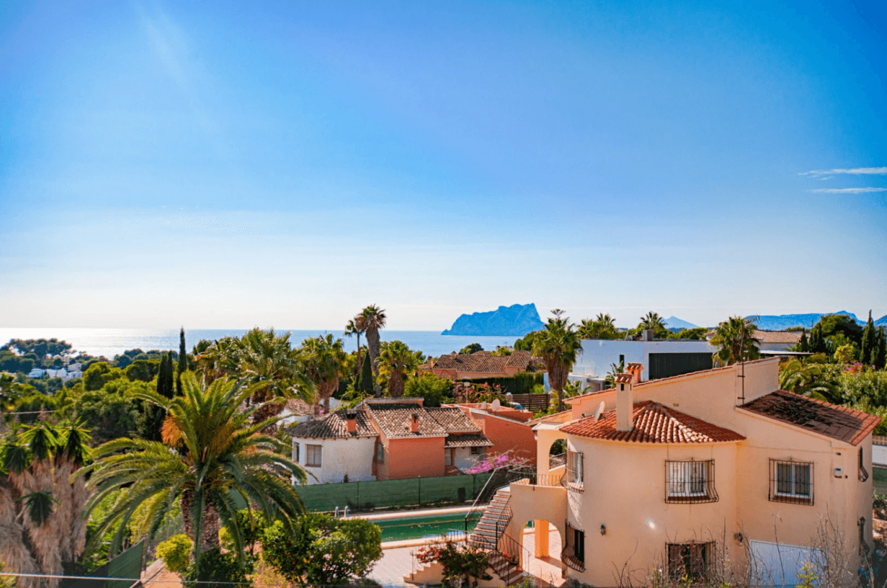 Romslig og elegant villa med havutsikt i Moraira