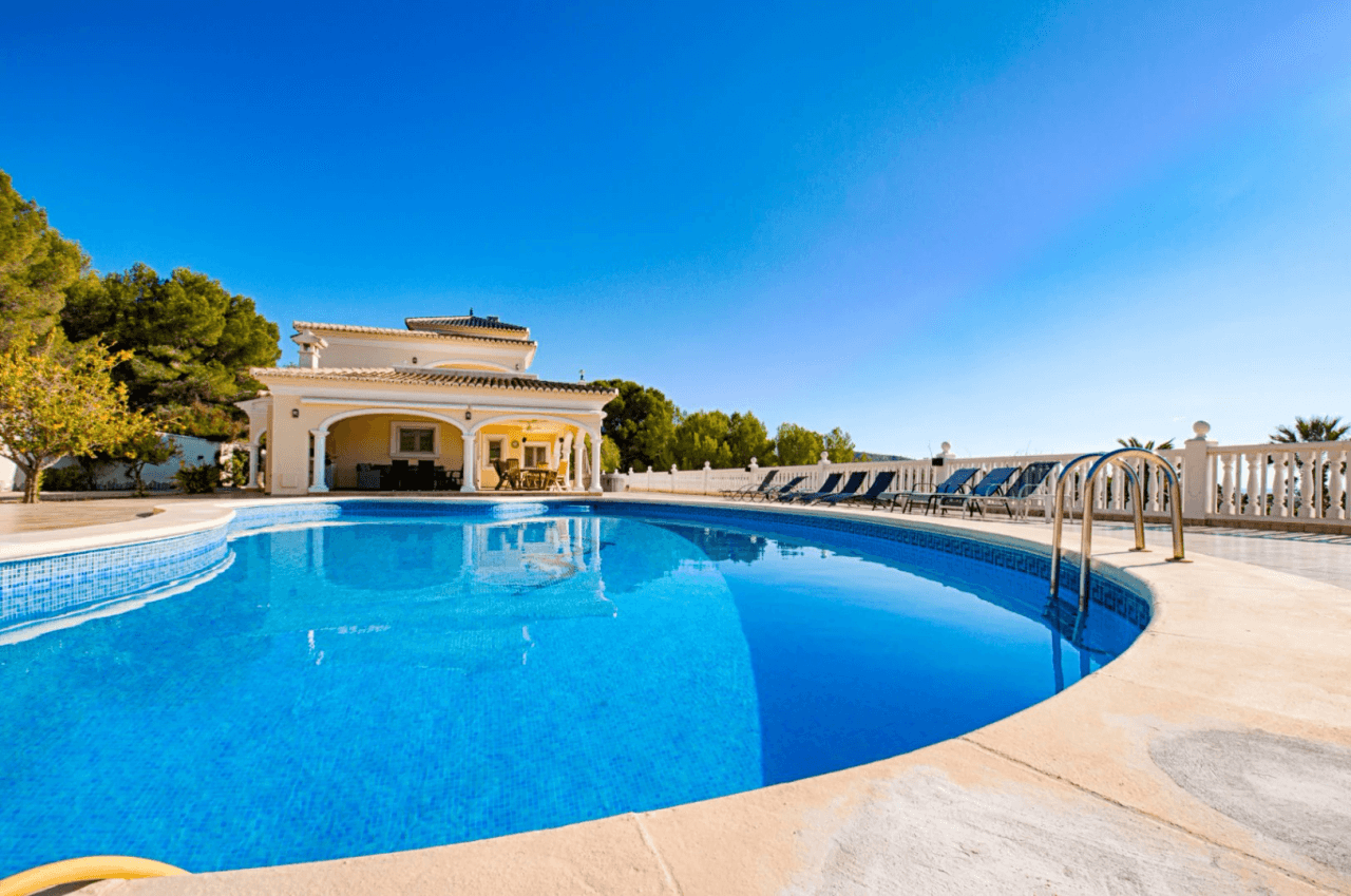 Romslig og elegant villa med havutsikt i Moraira