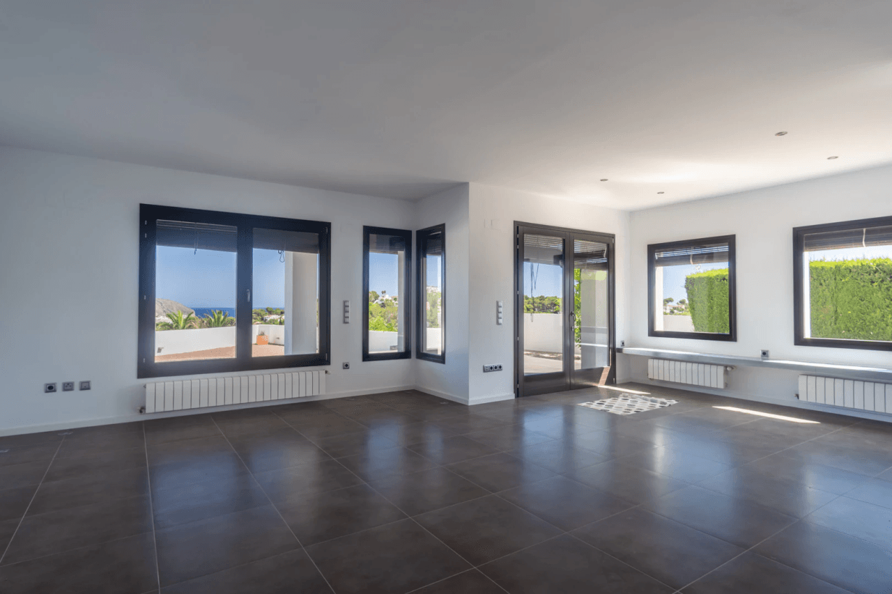 Mediterransk villa med panoramautsikt over havet