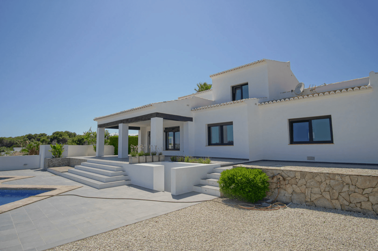 Mediterransk villa med panoramautsikt over havet