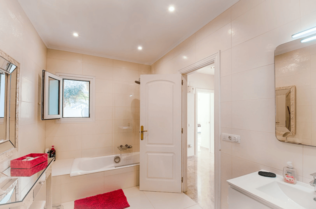 Romslig og elegant villa med havutsikt i Moraira